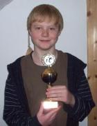 Sören Betker mit dem Siegerpokal für die Bezirksmeisterschaft der männlichen C-Jugend in der Hallensaison 2008/2009